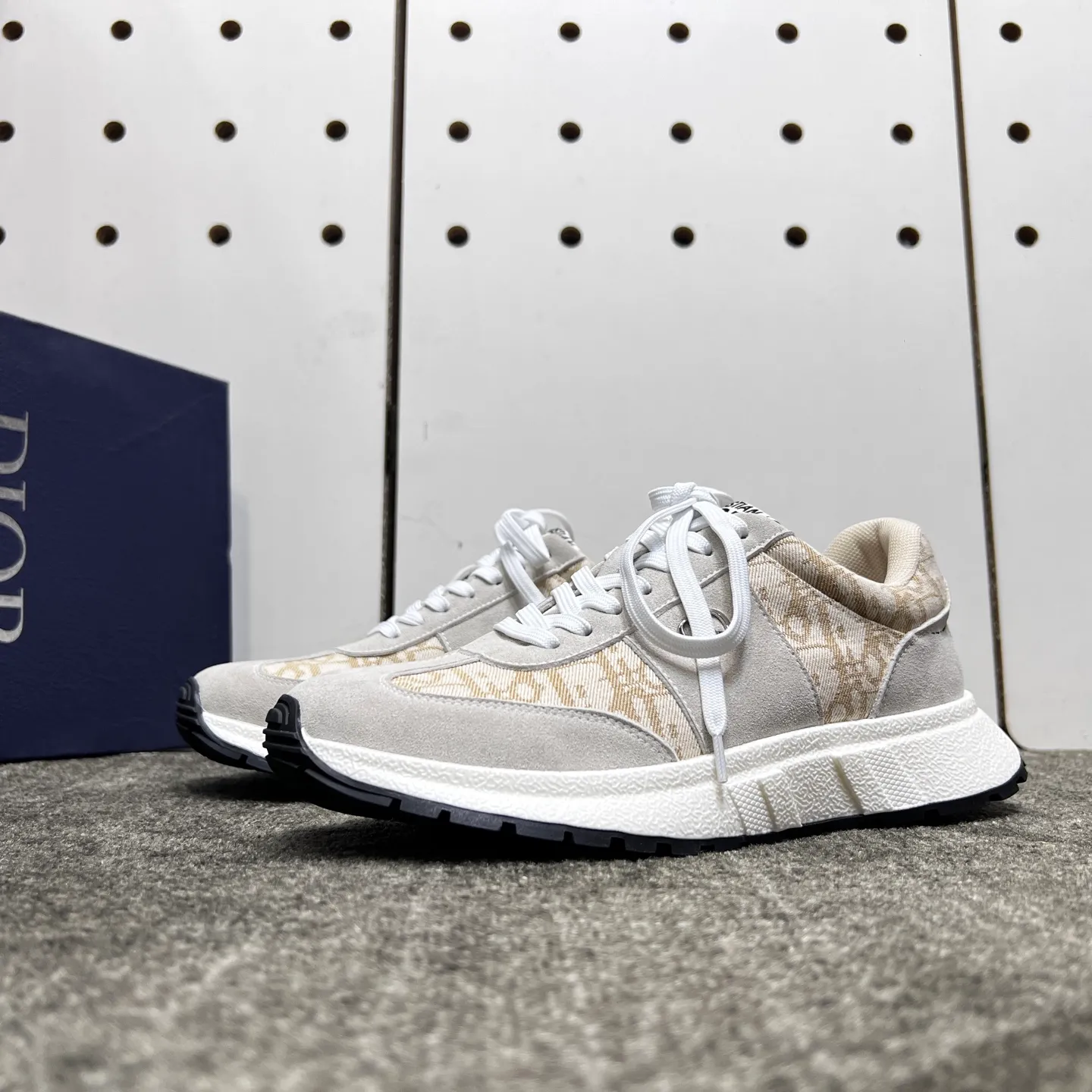 Factory price: 438💰【DIAo·Dior】Original quality.~ Unique modern style sneakers. 🏃A must-have casual shoe for trendy men😍😍 Original brand imported from Italy, imported original leather, sheep lining (refuses to discolor and grind feet) Sole: Original sole provided by the original factory, French lazy style design ⚠️Fit to the feet, original quality, super comfortable original sole. It’s like shooting the real thing 🎬The real thing is better, high-quality sneakers, size: 38-44, custom-made 45